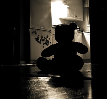 Nounours dans maison sombre
