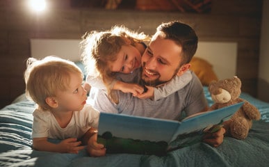 Papa est ses deux enfants lecture du soir